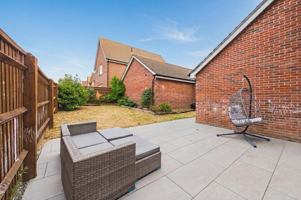 House in Wokingham, Emmbrook - More