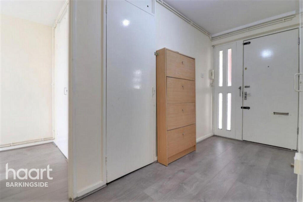 Apartment in London, Fairlop - View 5