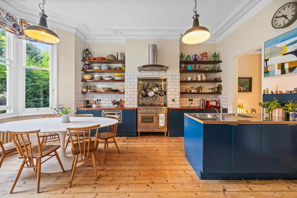 House in London, Brondesbury Park, Brondesbury - More
