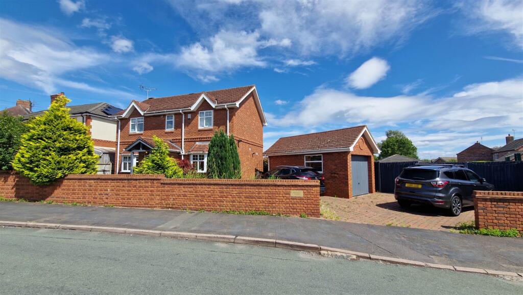3-bed detached on The Avenue, Blythe Bridge, £260,000