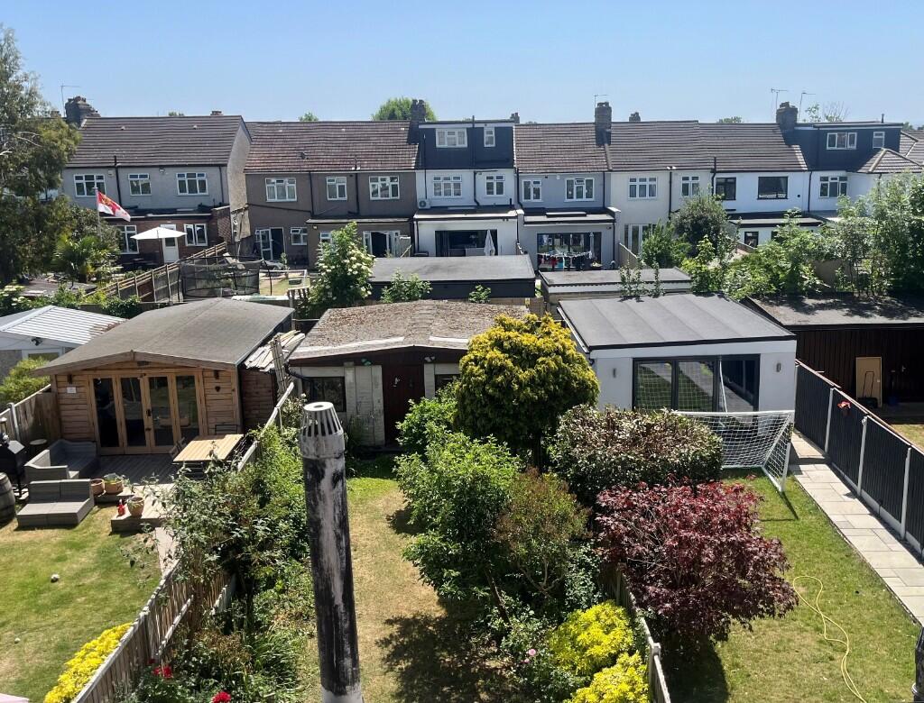 3 bedroom terraced house for sale in Hillcrest Road, Hornchurch, RM11