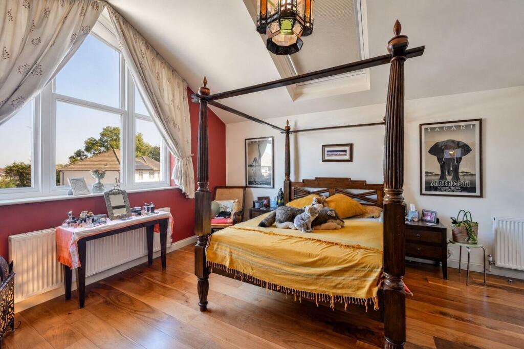 House in Kingston upon Thames - More