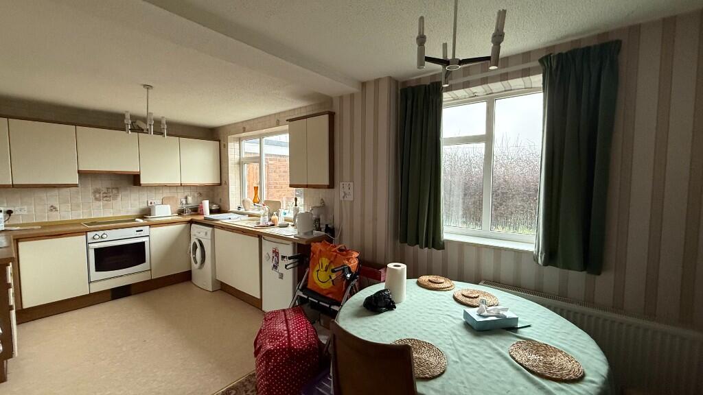 Ashbourne Drive, Pontefract, West Yorkshire, WF8 photo 5