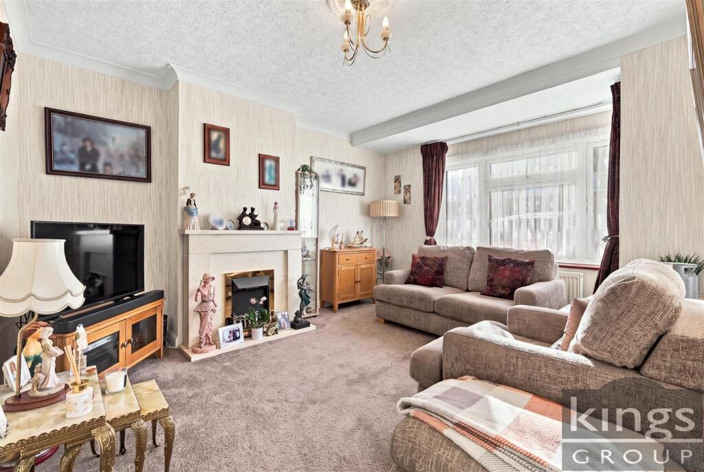 House in Broxbourne, Waltham Cross - View 2
