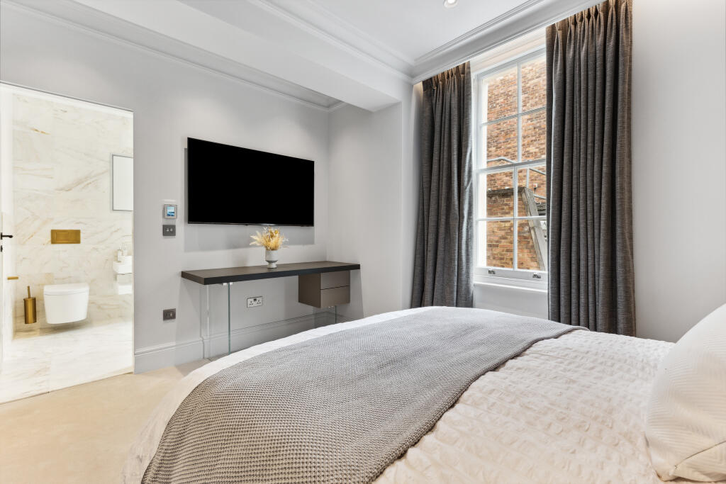 Clarges St, London W1J 7EJ, UK - Mehr