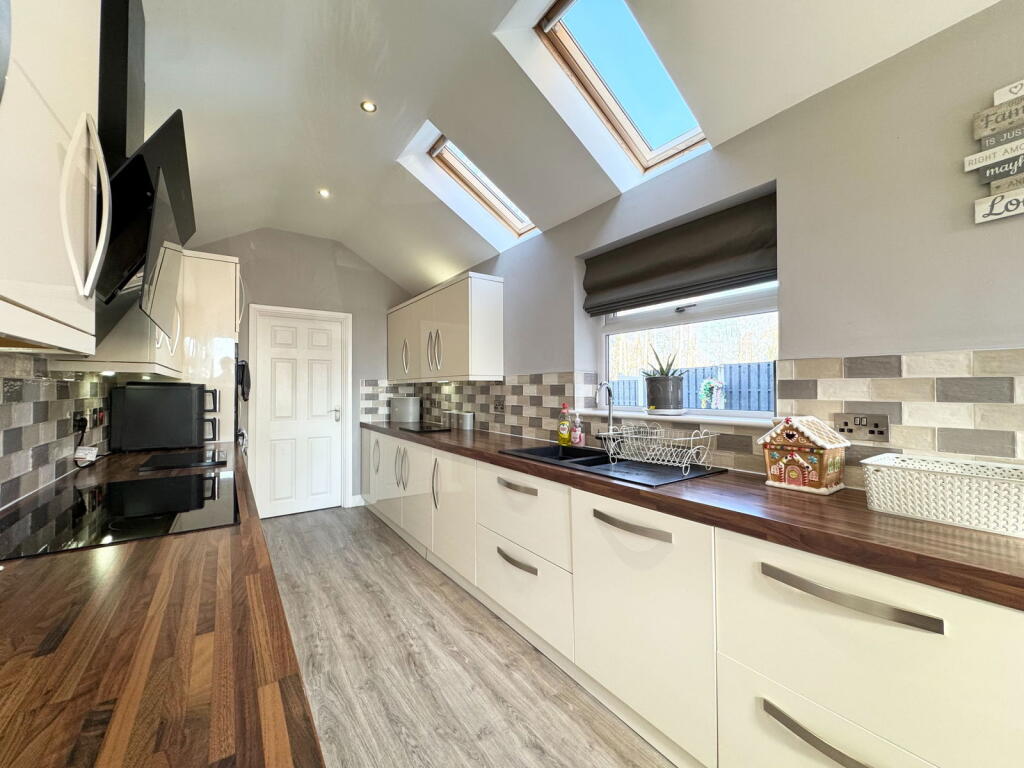 Roebuck Ridge, Jump, Barnsley, S74 0LU photo 4