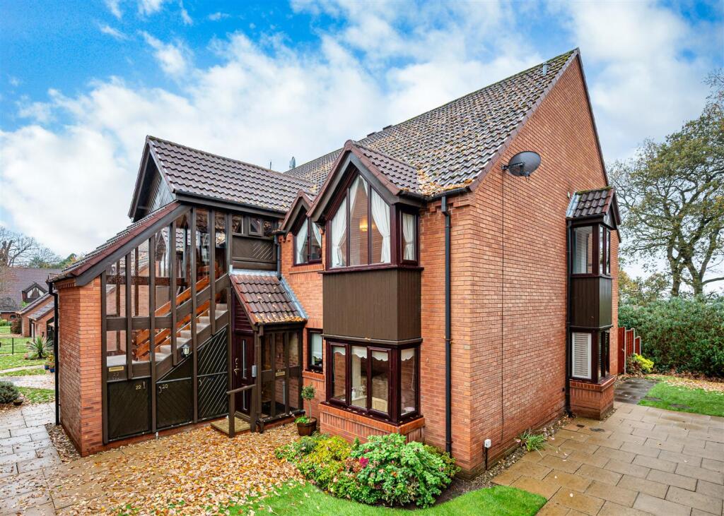 Main image of property: 22 Highgrove, Tettenhall, Wolverhampton, WV6 8LQ