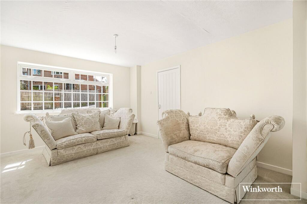 Cedar Close, Bagshot, Surrey, GU19 photo 4
