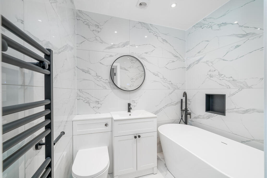 Apartment in Kingston upon Thames - View 2