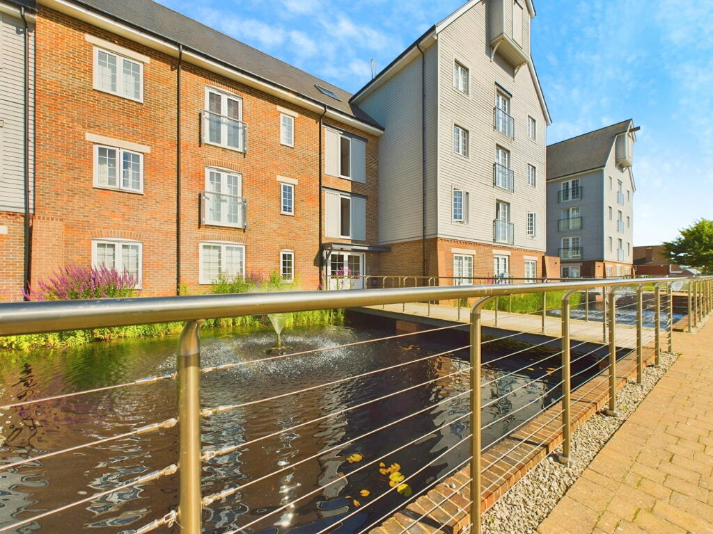 Apartment in Redhill - More