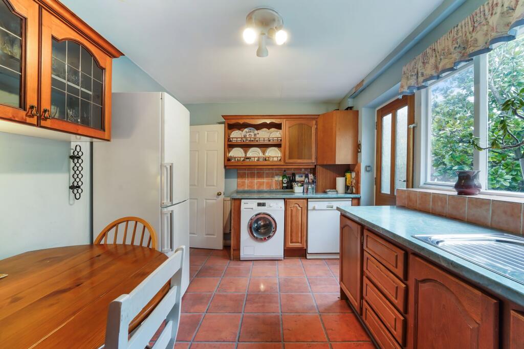 House in Epsom and Ewell, Woodcote, Epsom - View 5