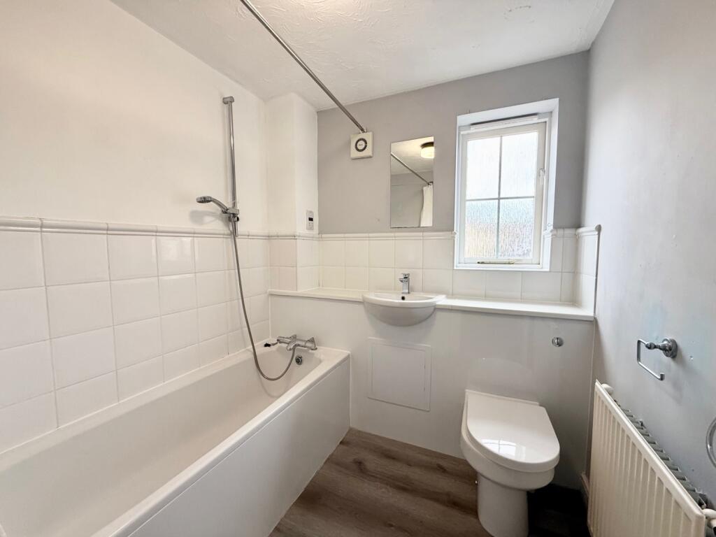 Nightingale Shott, Egham, Surrey, TW20 photo 4