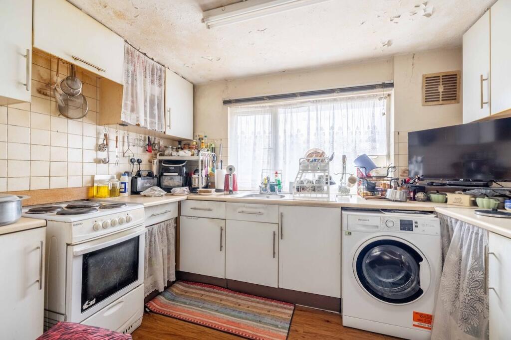 Apartment in Slough - View 5