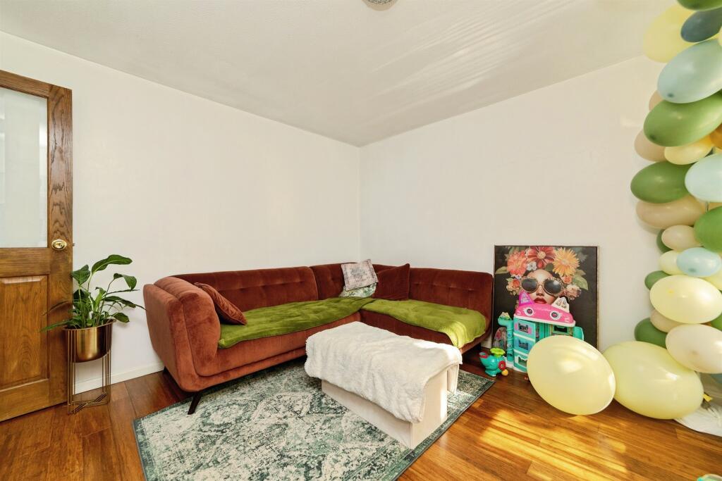 House in Welwyn Hatfield, Hertfordshire - View 2
