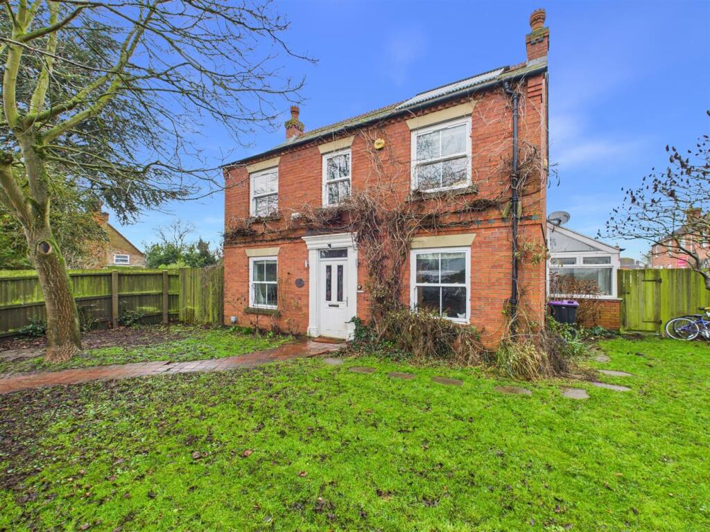 3-bed detached on Walnut Cottage, Main Street, Mareham le Fen, Boston, £325,000