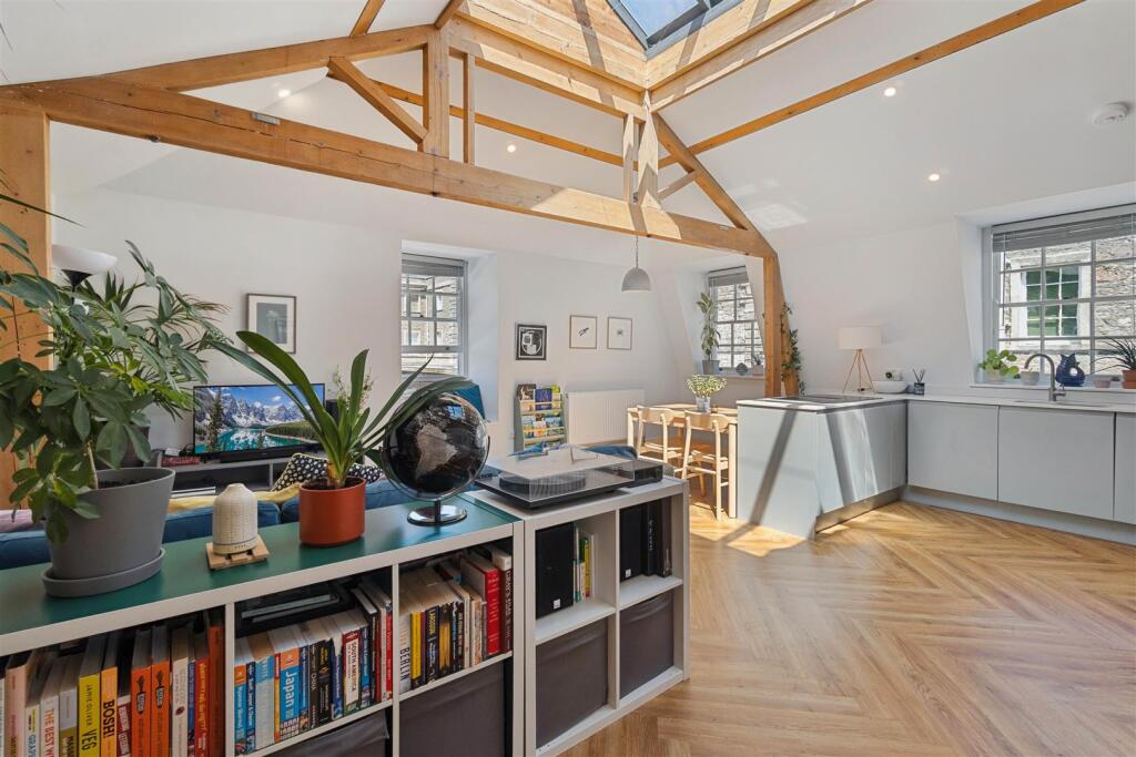 Apartment in Plymouth - More