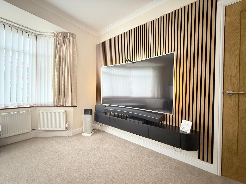Hillview Crescent, Warden Hills, Luton, Bedfordshire, LU2 7AA photo 3