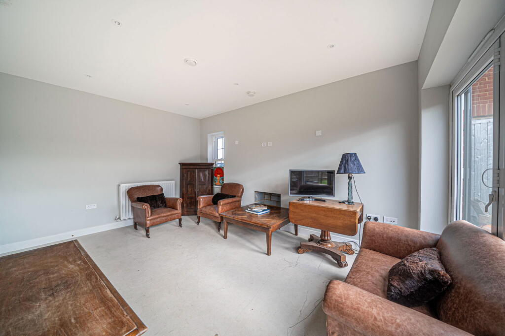 Holbrooke Place, Hurstbourne Priors, RG28 photo 3
