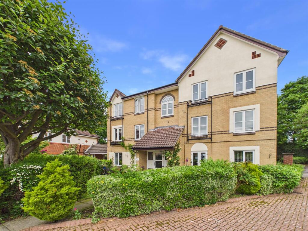 2-bed flat on Hazeldene Court, Tynemouth, £155,000