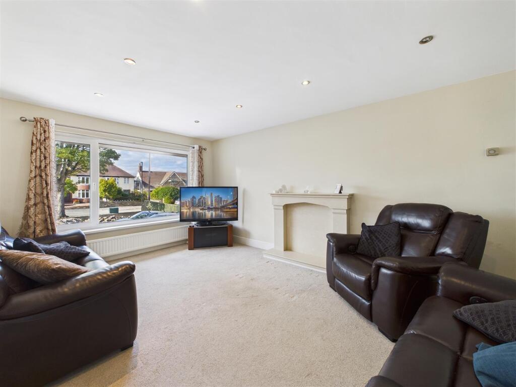 Apartment in Chesterfield, Brampton - View 3