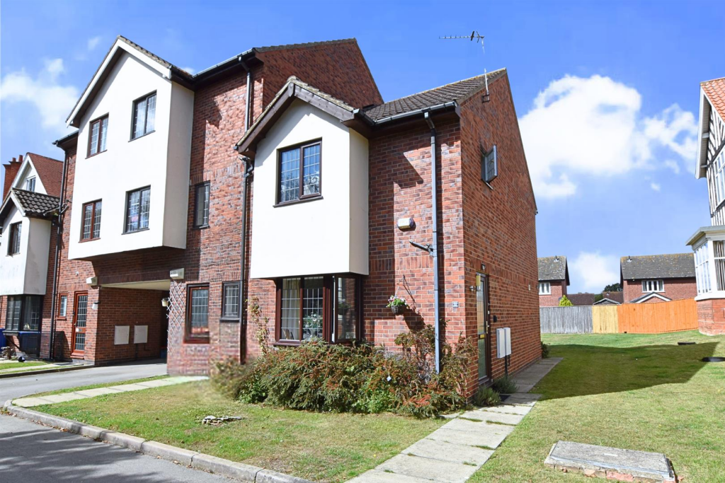 2-bed house on Crofts Mews, Mill Road, Cleethorpes, £145,000
