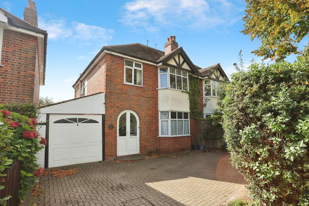3-bed semi-detached on Dysart Road, Grantham, £250,000