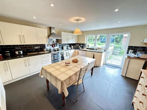 KITCHEN/DINING ROOM