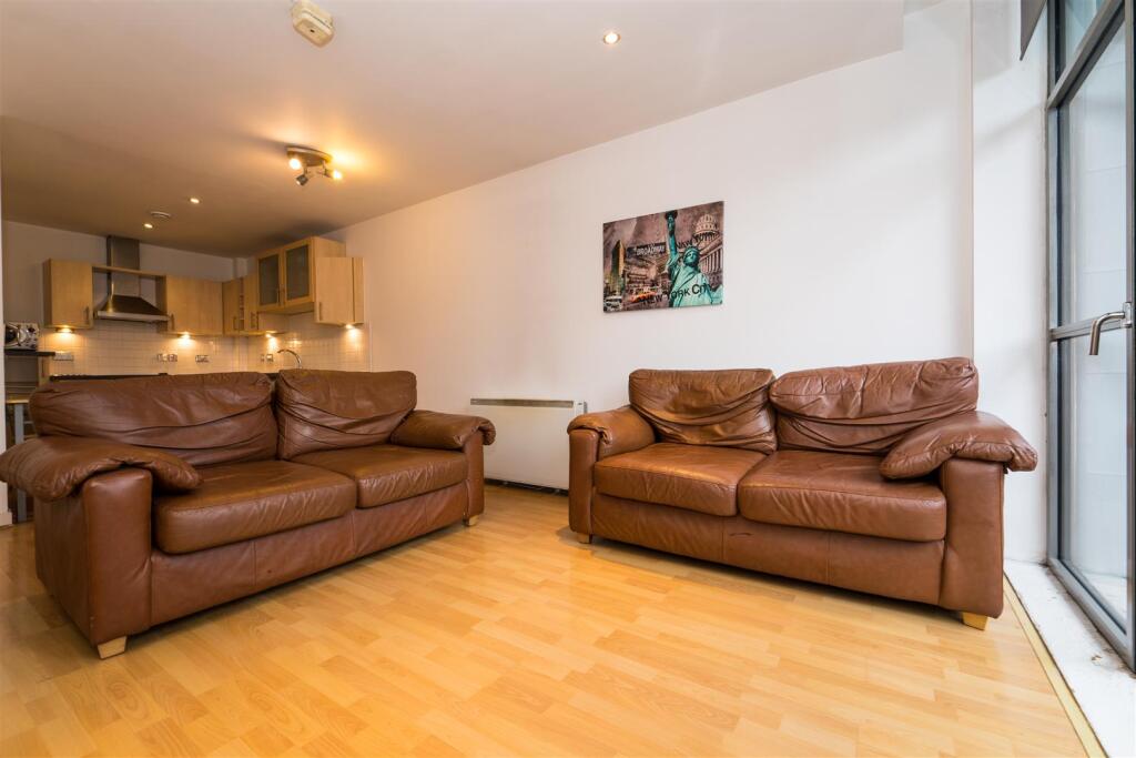 Apartment in Manchester, Civic Quarter, City Centre - View 3
