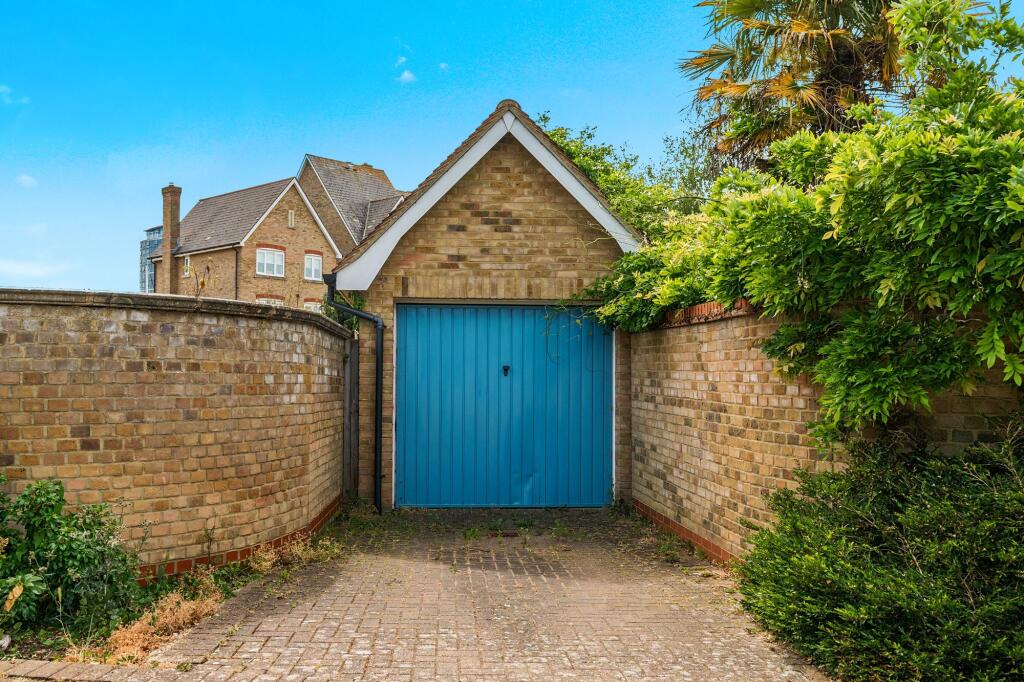 House in Gillingham, Medway - View 3