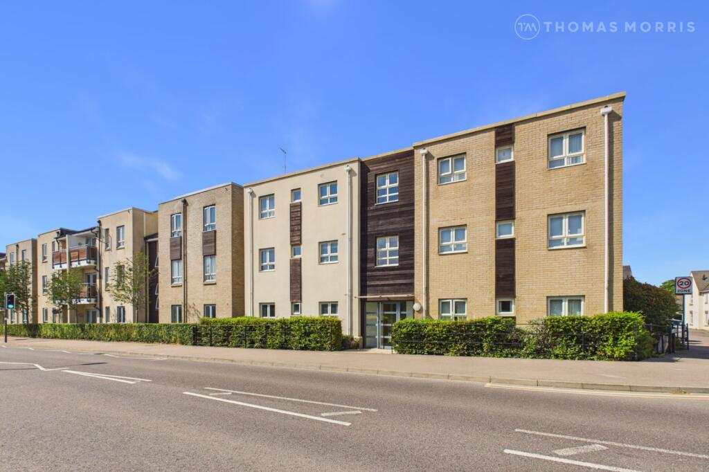 2-bed flat on Cambridge Road, St. Neots, Cambridgeshire, PE19, £170,000