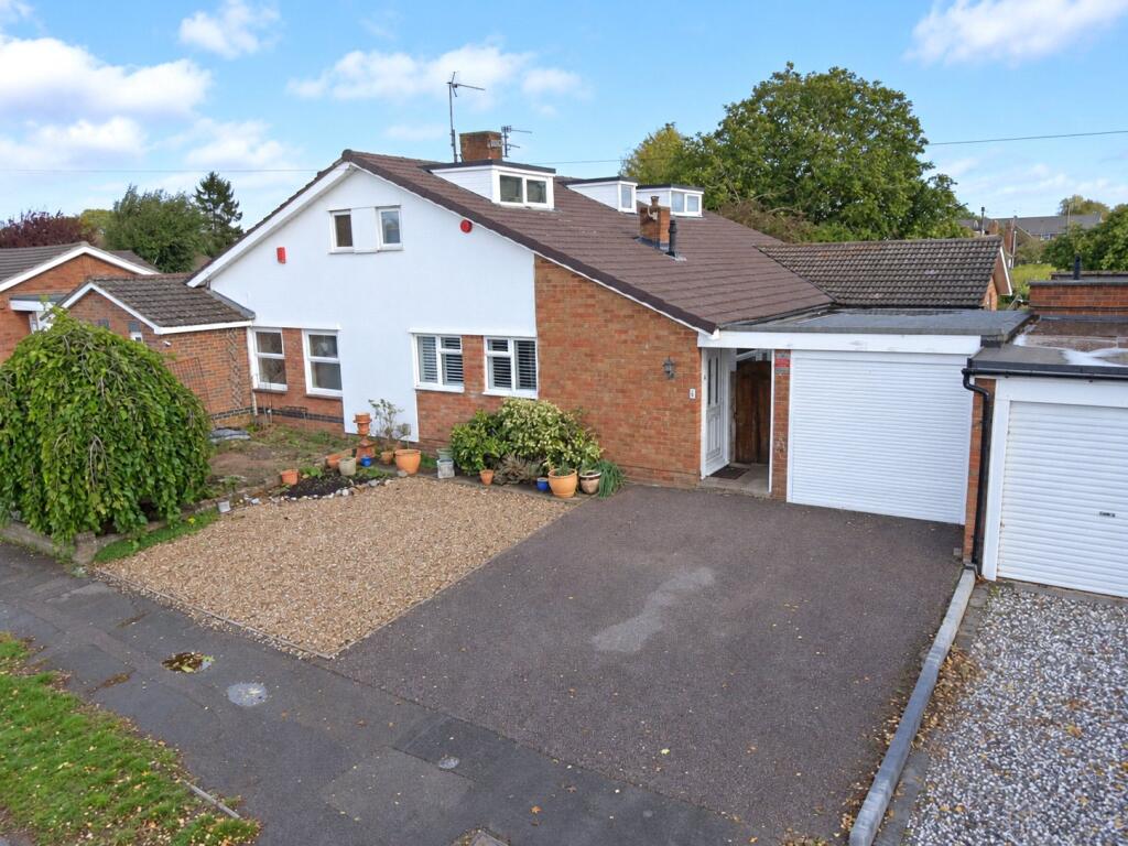 3-bed bungalow on Lakefield Avenue, Toddington, Dunstable, Bedfordshire, LU5, £425,000