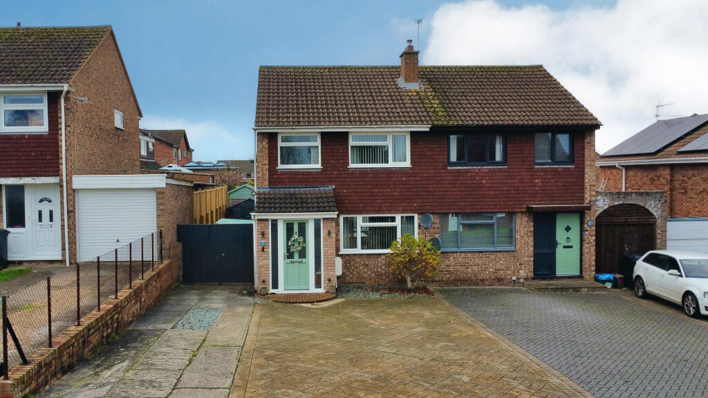 3-bed semi-detached on Rowlands Rise, Puriton, Bridgwater, Somerset, £270,000