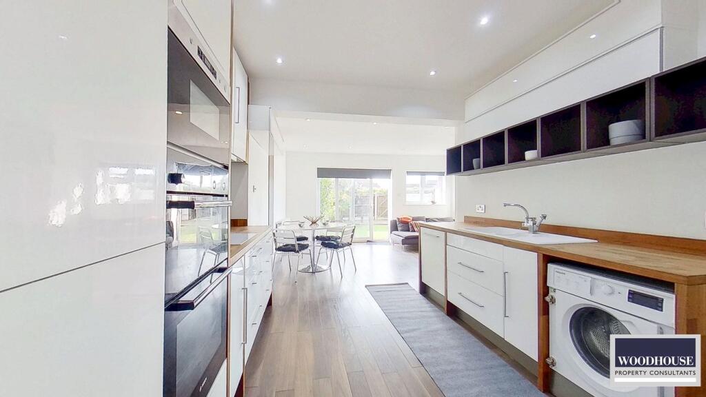 House in Broxbourne, Waltham Cross - View 4