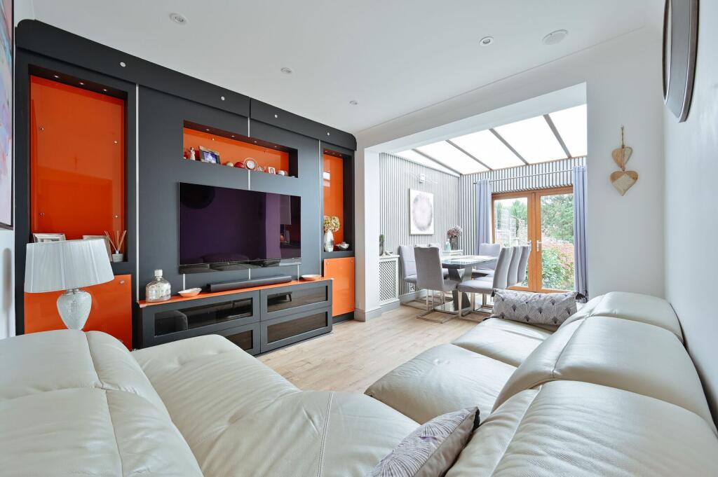 The Fairway, Northolt, UB5 photo 2
