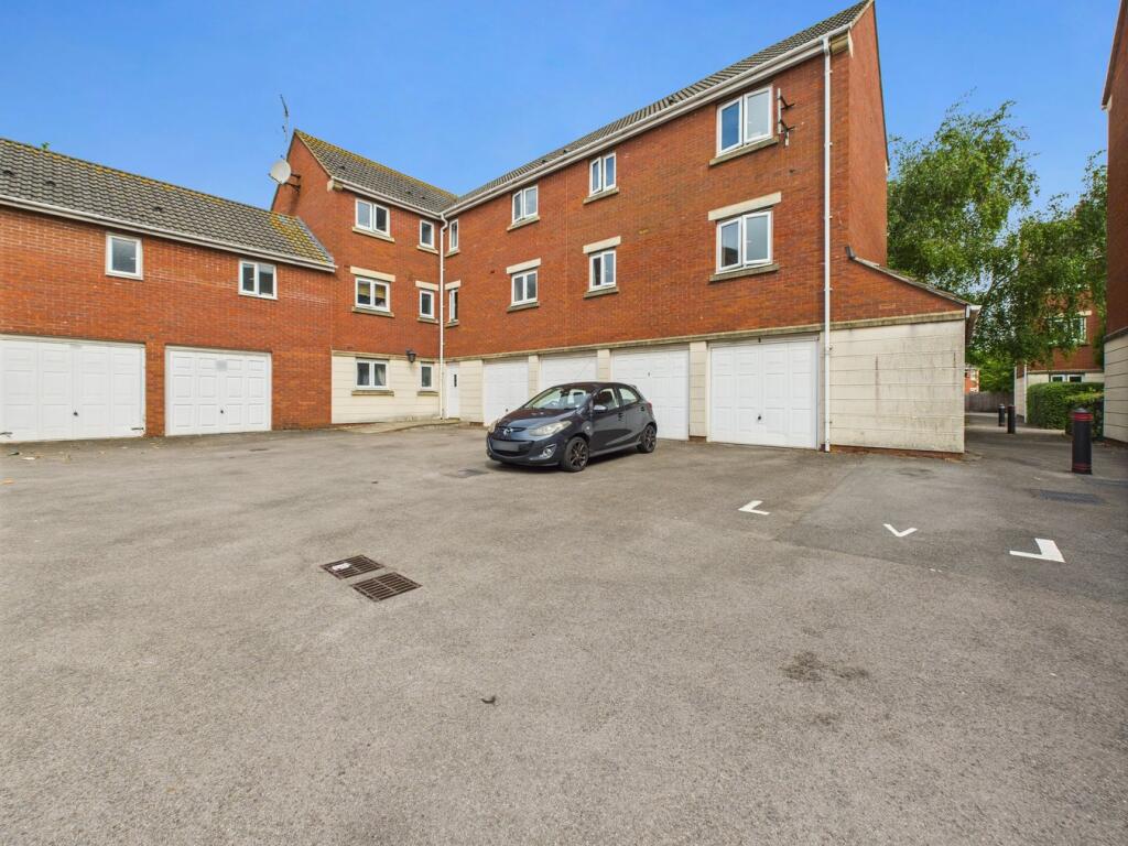 2-bed flat on Jay View, Weston-Super-Mare, BS23, £150,000