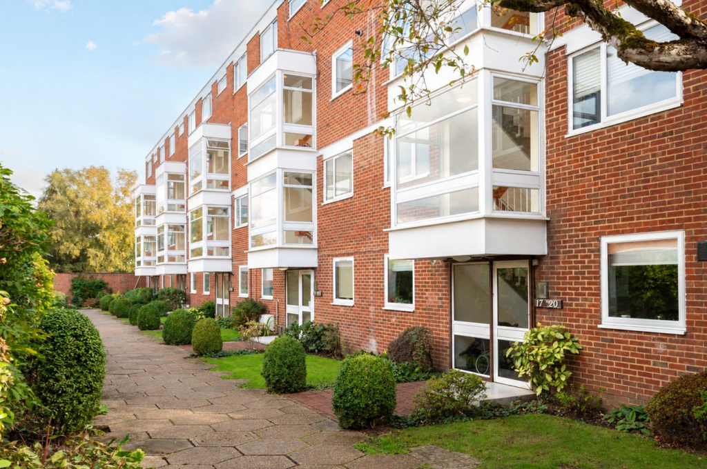 2-bed flat on Rodwell Court, Hersham Road, Walton-on-Thames, KT12, £350,000