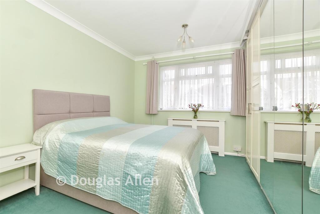 Ascot Gardens, Hornchurch, Essex photo 4