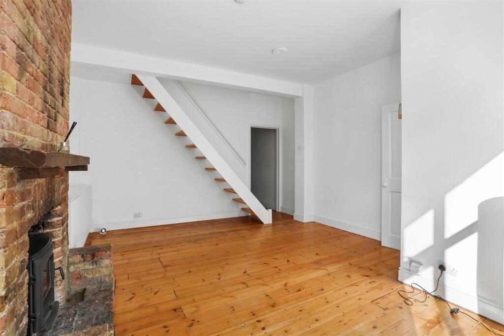 House in Sutton - More