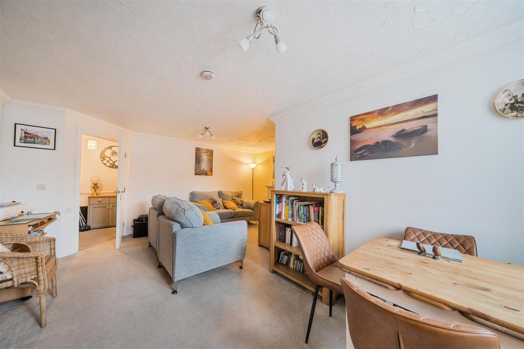 Matthews Lodge, Addlestone, Surrey photo 2