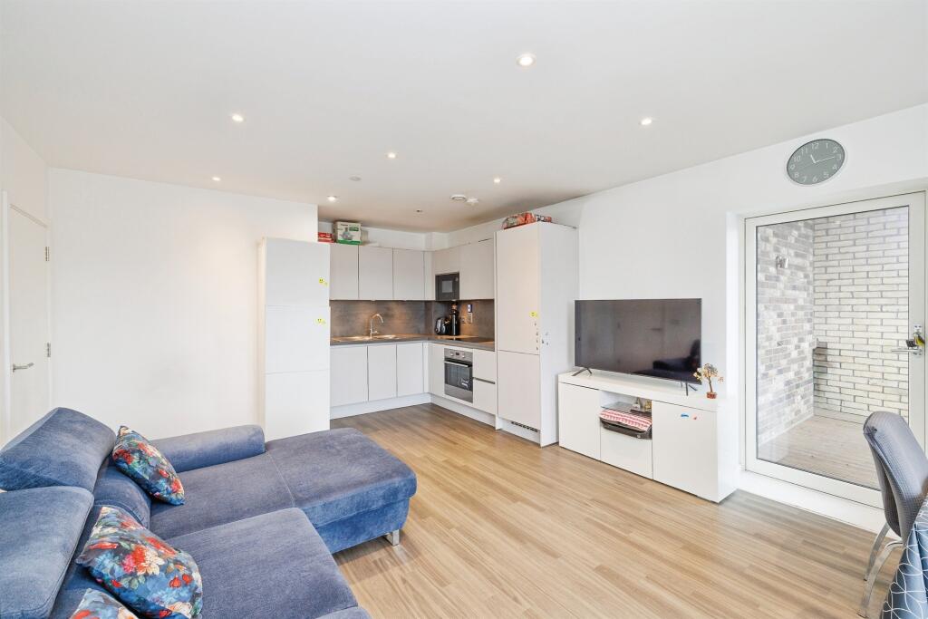 Apartment in Three Rivers, Watford Rural - View 3