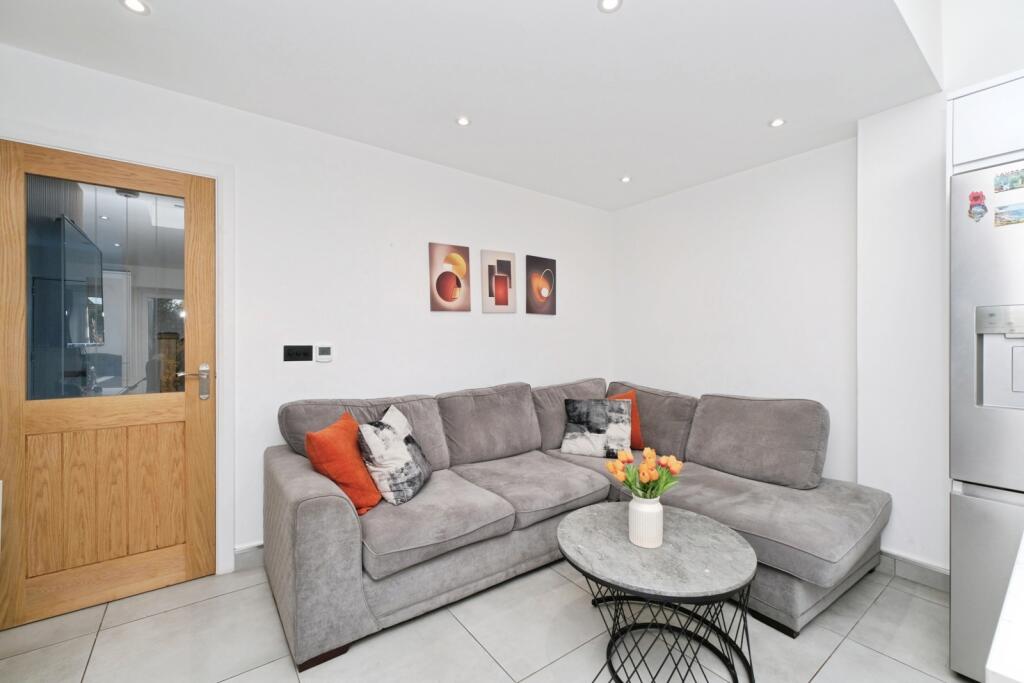 House in Nottingham, Chilwell - View 3