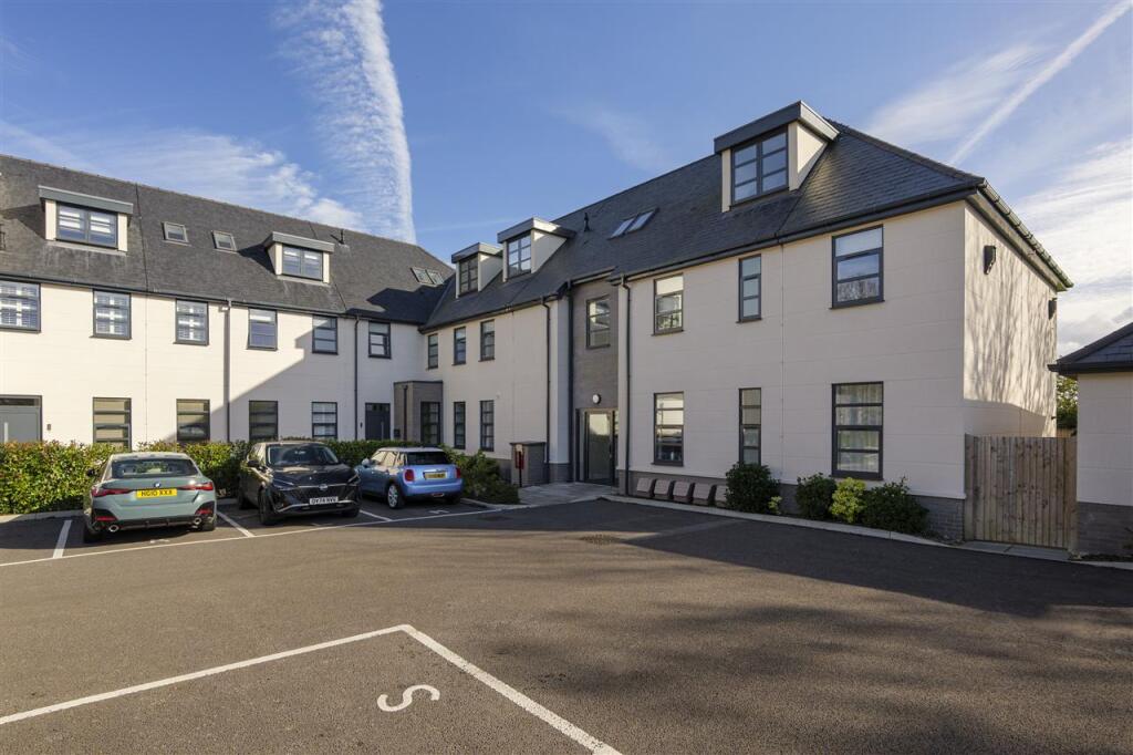 2-bed apartment on The Fairways, Convent Road, Broadstairs, £450,000