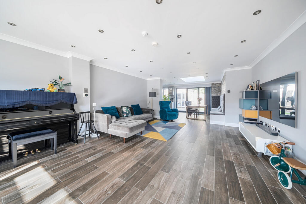 House in Elmbridge, Hersham - View 2