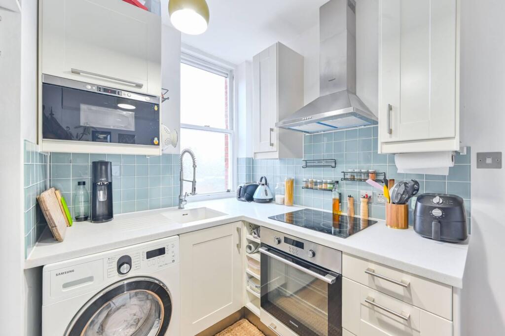 1-bed flat on Belgrave House, Clapham Road, Oval, London, SW9, £320,000