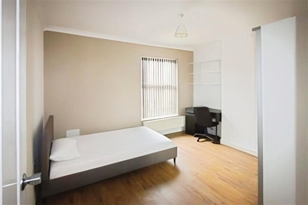 City Road, Beeston, NG9 2LQ - More