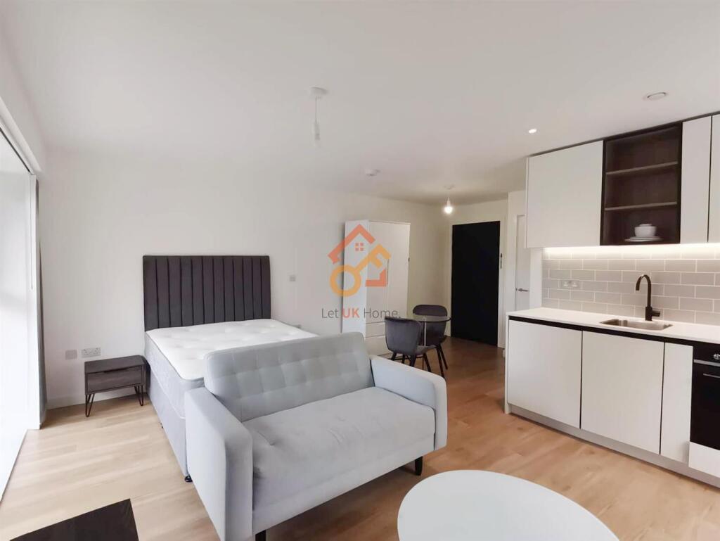 Studio studio on Fairbank House, 13 Beaufort Square, London NW9, £260,000