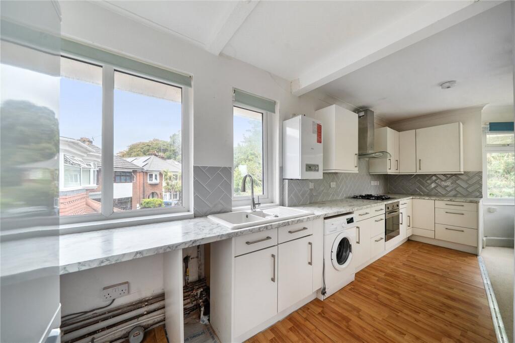 Apartment in Poole, Foxholes - More