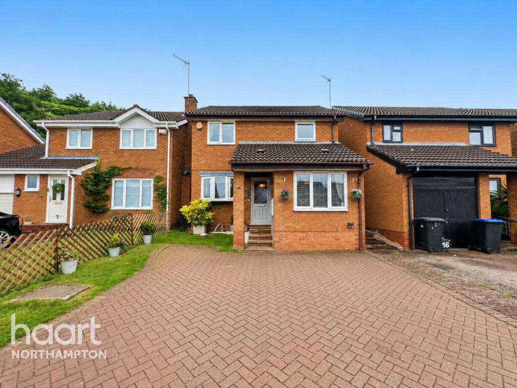 3-bed detached on Wardlow Close, Northampton, £325,000