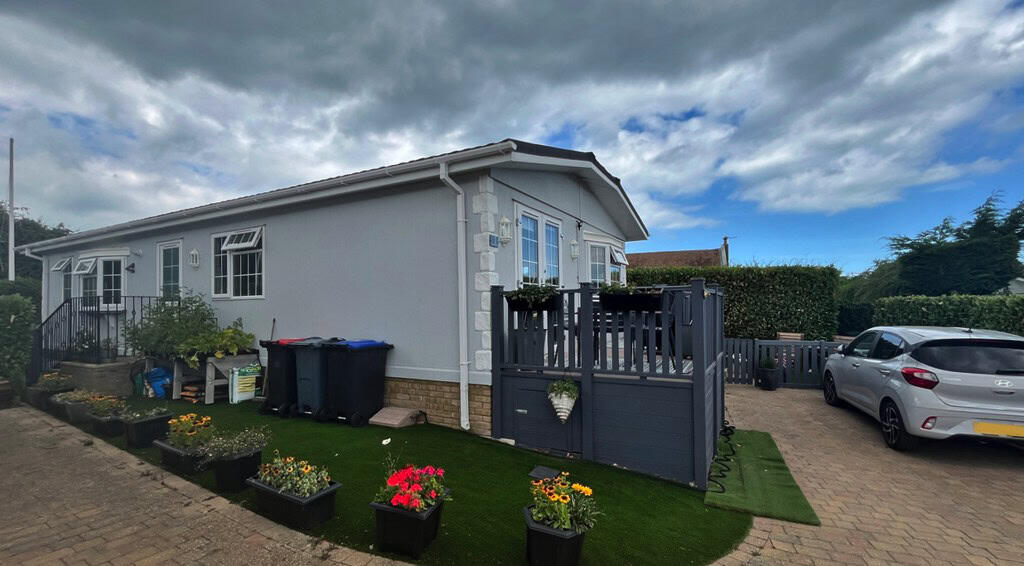 2-bed caravan on Rhododendron Close, Reculver, Herne Bay, CT6 6FD, £290,000