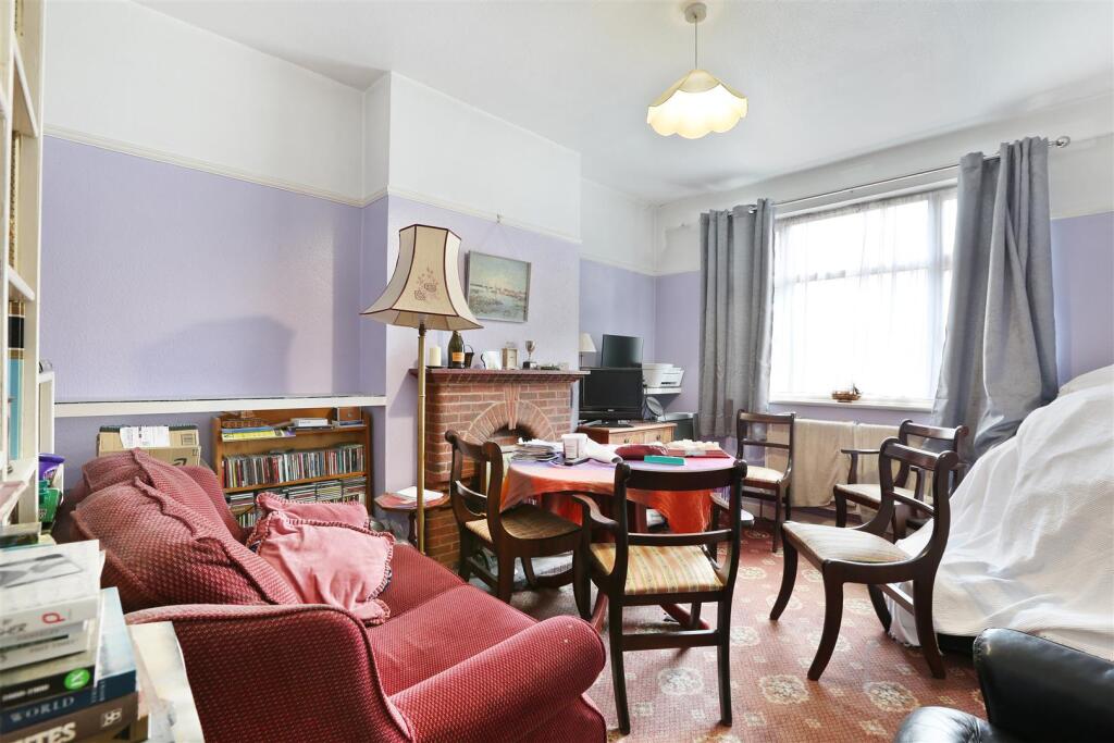 Apartment in Morden, Merton Park - View 3
